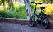 [아는보험] 골목길 고가 차량에 자전거 ‘쾅’, 자전거보험