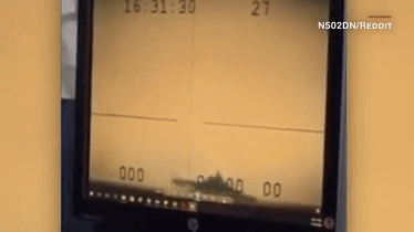 [영상] 美 최신예 F-35 전투기 항모 착함 중 화염 영상 유출 [나우,어스]