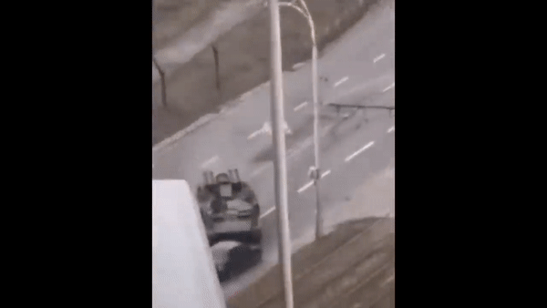 [영상] 러 탱크, 우크라 민간 차량 깔아뭉개…운전자 다행히 생존 [나우,어스]