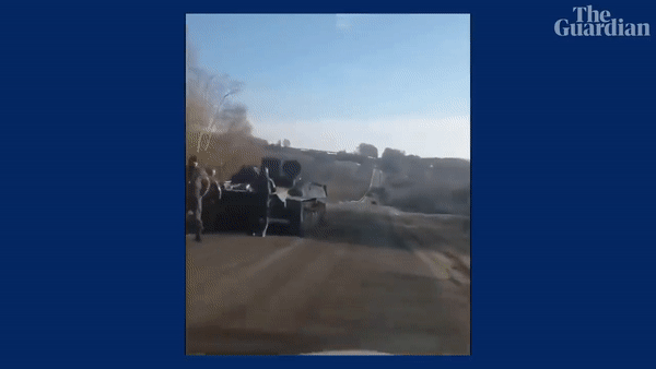 [영상] 탱크 연료 떨어져 길 잃은 어벙한 러시아 군인들 [나우, 어스]