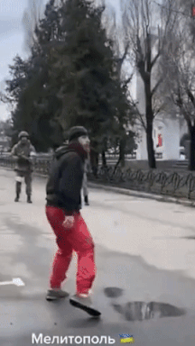 [영상] 포위 상태에서 거리 시위…용감한 우크라 남부 소도시 시민 [나우,어스]