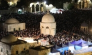 [Photo News] Palestinians pray on the holiest month of Muslim religion