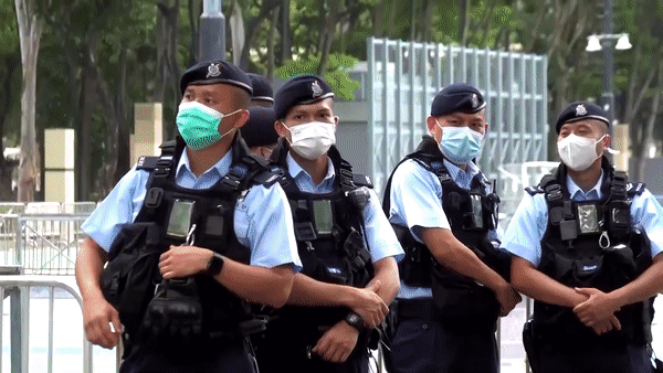 [영상] 홍콩, 톈안먼 33주년 추모 시민들 체포…미·EU 공관은 ‘촛불’ [나우,어스]
