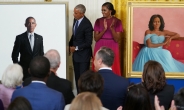 퇴임 5년 만에 백악관에 걸리는 오바마 부부 초상화