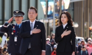 尹대통령 부부, 오타와 전쟁기념비 참배…한국전 참전용사엔 ‘사의’