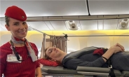 ‘215cm 세계 최장신’ 여성 생애 첫 비행, 좌석 6개 비운 덕에