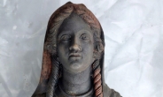 “역사 새로 썼다” 이탈리아서 2300년전 조각상 24점 무더기 발견