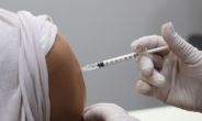 방역당국, '2가백신으로 기초접종' 검토