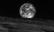 다누리, 임무궤도 안착 후 첫 사진…지구 모습·달 표면 선명