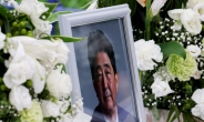 아베 피살 6개월…日 정치인 절반 “총격 사건 후 위협 느껴”