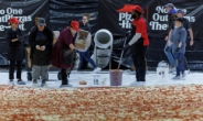 [영상] 피자가 농구장 3개 합친것보다 커…치즈만 4톤 [나우,어스]