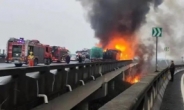 중국 후난성 창사서 대형 교통사고…“승용차와 화물차 수십 대 뒤엉켜”