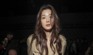 전지현·손흥민, 버버리 패션쇼 앞줄에서 외신 카메라에 포착…어쩐지 공항 출국 때부터 입더라