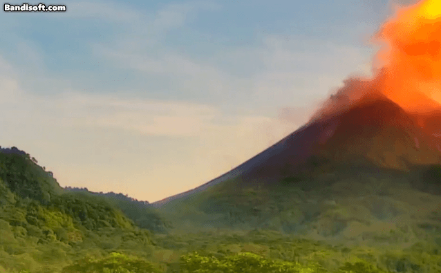 [영상] 인니 화산 대폭발 순간포착…화산재 3000미터까지 치솟아 [나우,어스]