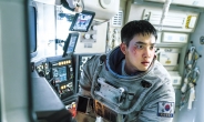 생생한 달 생존여정 영화 ‘더 문’...한 단계 성장한 한국 ‘우주 SF’