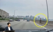 [영상]“목숨 내놓고 타냐”…車 전용도로서 위험천만 ‘역주행 자전거’[여車저車]