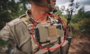 “이 사진, 대체 뭐야?” 군인 목에 걸린 제품…정체 알고보니