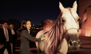 김건희 여사, 순방 ‘말 사진’에 시끌…“인스타용” vs “국격” [이런정치]