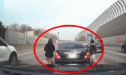 [영상] 고속도로 한복판서 내린 두 여성 