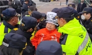 지하철 시위 중 경찰 때린 전장연 활동가 구속영장 기각