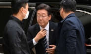 [헤럴드pic] 차에서 내리는 이재명 더불어민주당 대표