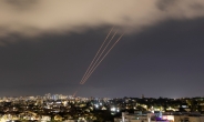 이란, 이스라엘 본토 첫 보복 공격…드론·미사일 공습 [종합]