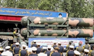이란, 이스라엘 공격 뒤 군행진…“재반격시 가혹 응징” 자평