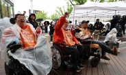 장애인단체들, 장애인의날 한성대역 승강장 누워 '다이인' 시위