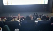 신발 벗고 나란히 앞좌석에 발 걸친 영화관 빌런들에 누리꾼 ‘부글부글’