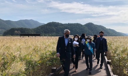 주한 미국대사대리, 갈대꽃 핀 ‘10월의 순천만’ 거닐다