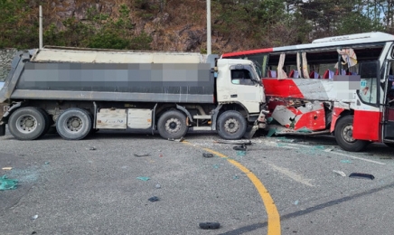 장흥 교차로서 시외버스·트럭 충돌…14명 부상