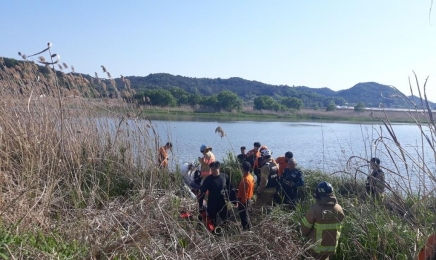 나주 영산강에 경비행기 추락…2명 사상