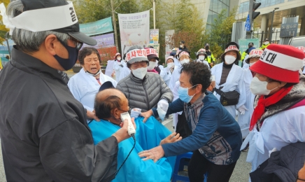 여수밤바다 마을 노인들,  삭발에 실신까지 왜