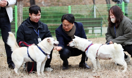 “풍산개 품은 광주에 감사하다”…문재인 전 대통령