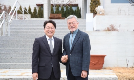 강기정 시장, 문 전 대통령에 ‘곰이·송강’ 액자 전달