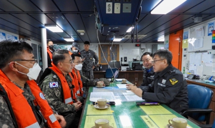 전남 신안 청보호 배수 작업 마무리…실종자 4명 선내 수색