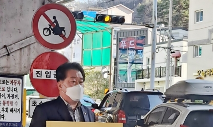 “박종균의원 1인 시위…“광주 제2순환로 학운IC 무료로”