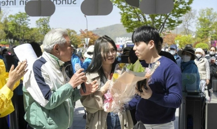 순천만정원박람회 100만명째 '여순커플' 엉겹결에 100만원 상품권