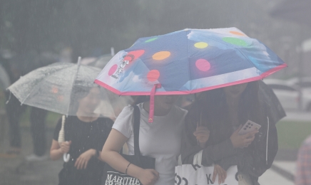 “주말에 비와요, 우산챙기세요”