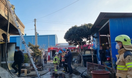전북 익산 주택서 불…80대 사망·2명 부상