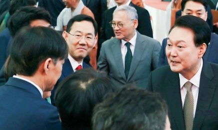 '5년만에 대면' 尹 대통령, 조국 대표와 악수나누며 인사