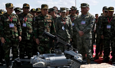 中, 캄보디아 합동훈련서 기관총 장착 ‘로봇개’ 공개