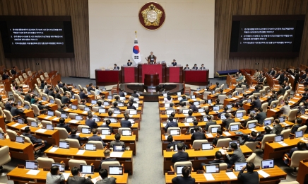 민주 “특검법 양심표결 與의원 4명에 박수를 보낸다”