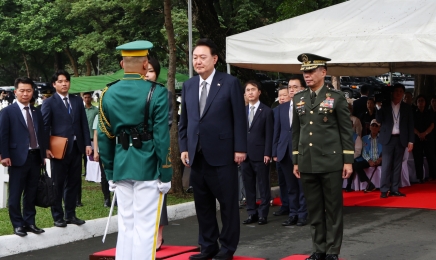 尹, 필리핀 도착…한국전 참전 기념비 방문