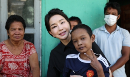 김여사 만난 캄보디아 심장병 소년, 아산병원서 수술받는다