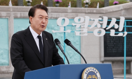 “매년 방문하겠다” 5월단체 약속 지킨 윤석열 대통령