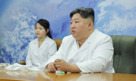 국정원 “김정은, 알코올·니코틴 의존증 및 수면장애…체중 140kg대”