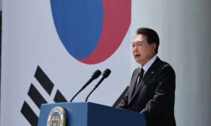 尹대통령 “韓美, ‘핵 기반 동맹’ 격상”…이재명과 악수도