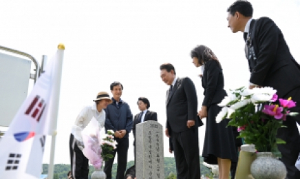 尹대통령, 베트남전 묘역 방문…“韓 자유와 번영, 피 묻은 전투복 위에서 시작”