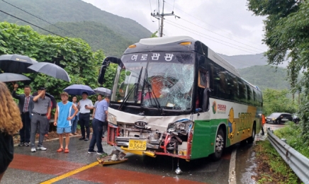 전남 순천시 잼버리 태운 버스 교통사고…‘8명 부상’